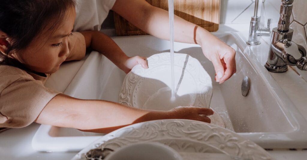 共働き家庭で長期的に続けられるゆる家事のイメージ、夫婦で協力する姿