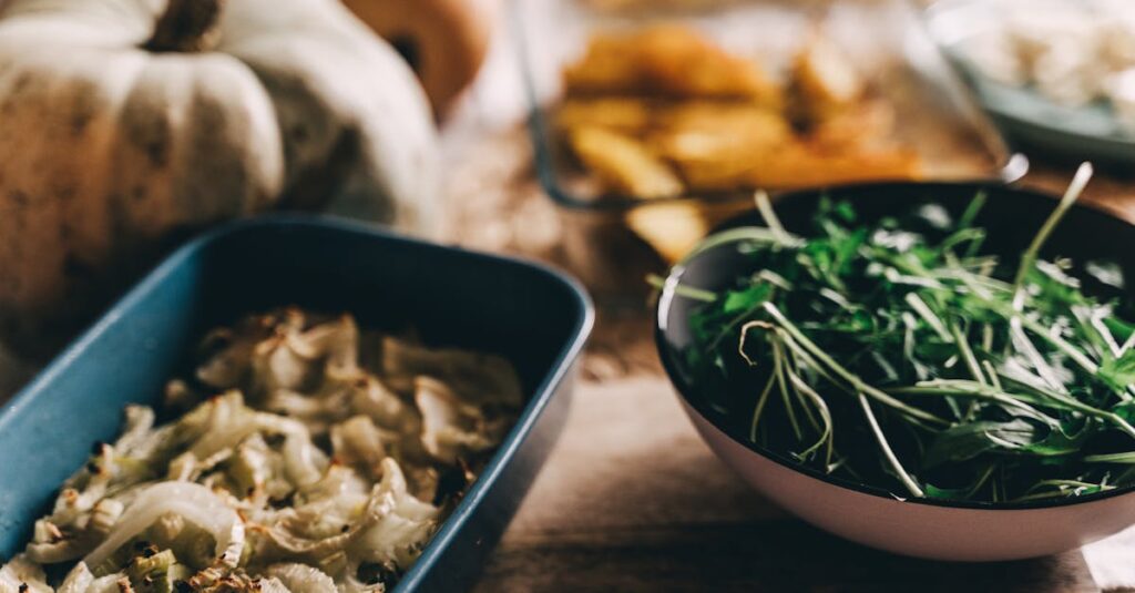 初心者向け作り置き副菜、ほうれん草ナムルやきんぴらごぼう、キャロットラペを効率よく並べた様子