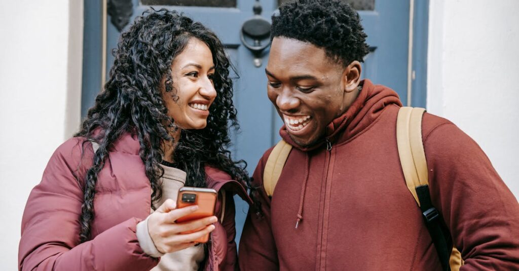 家事共有アプリを使いながら笑顔で話す夫婦の様子。家事が円滑になり関係が良くなった雰囲気。