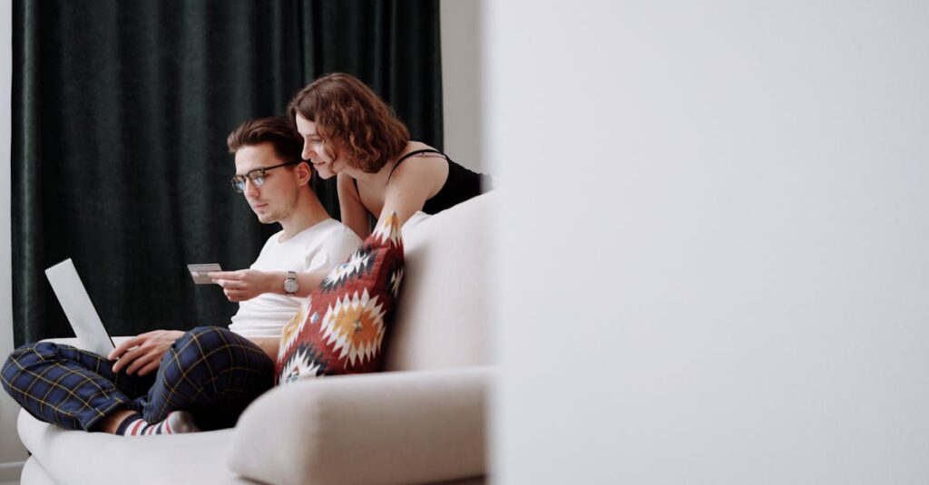 日用品や消耗品をネットスーパーでまとめ買いしてコストを抑える主婦のイメージ。