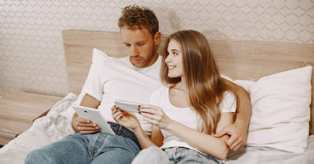 家事共有アプリを使いながら笑顔で話す夫婦の様子。家事が円滑になり関係が良くなった雰囲気。