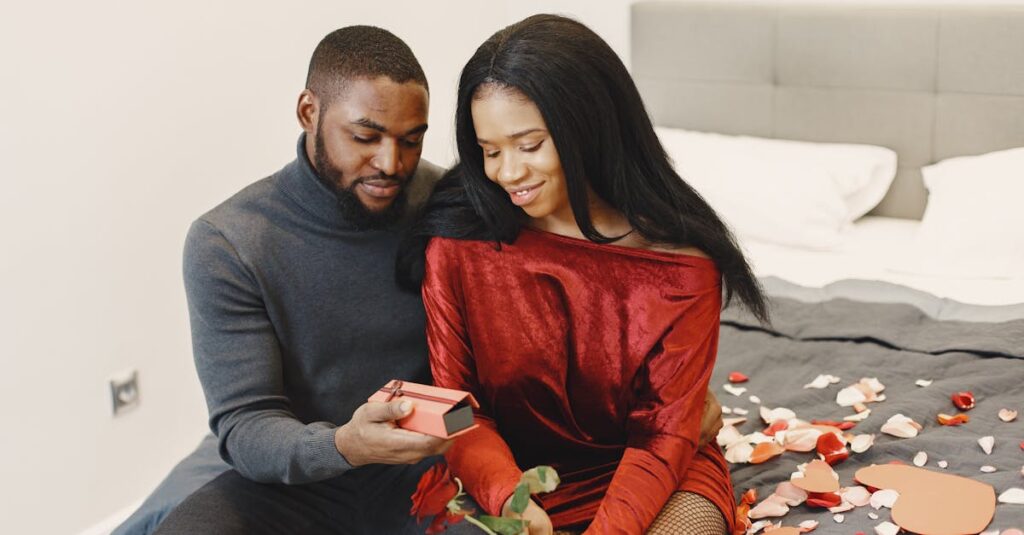 夫婦が家事の後に感謝の言葉を伝え合い、微笑みながらリビングで会話している様子。