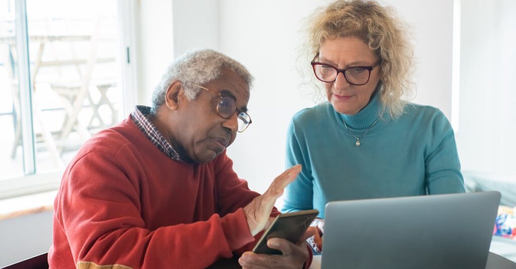 高齢者がネットスーパーで商品を注文して安心しているシーン