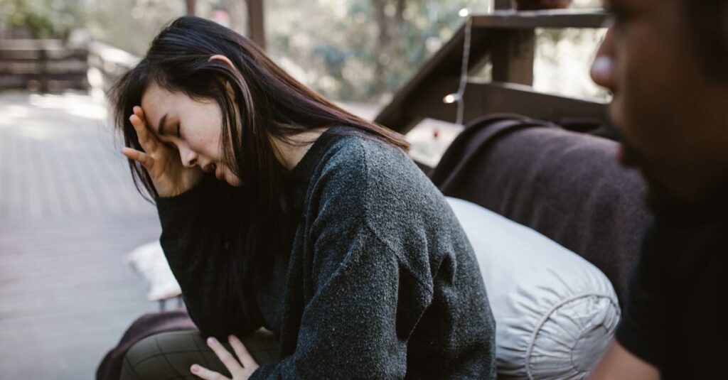 家事分担表を見ながら冷静に意見交換する夫婦のシーン。感情的にならず前向きに話し合う様子。