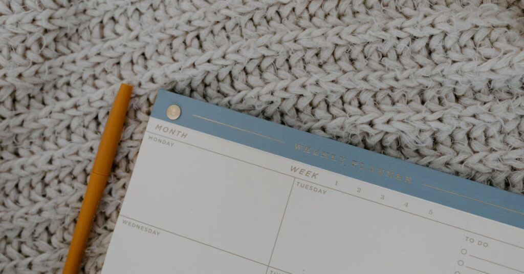 印刷して使える家事の週案テンプレートが机に置かれている様子