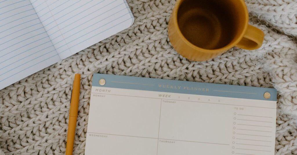 1週間献立ローテを無理なく作るための4ステップを視覚的に示す図。生活リズム、主菜決定、副菜ストック、予備日設定の流れがわかりやすい。