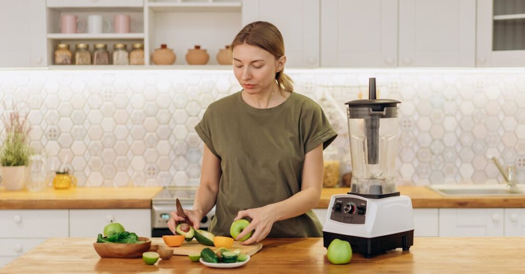 作り置き初心者向けの保存容器やキッチン道具が整然と並べられている様子