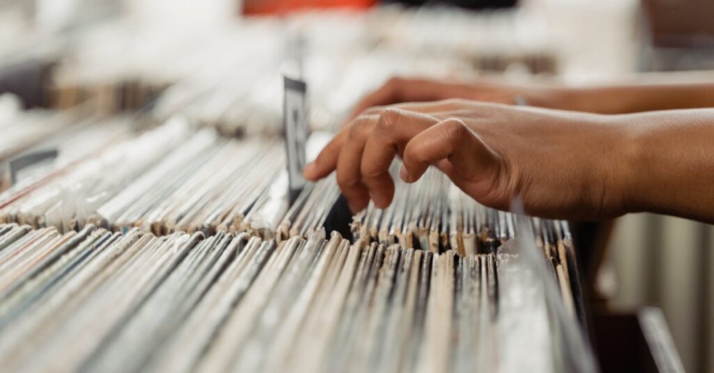 買い物リストの型を導入して、効率よく楽しく買い物している家族のイメージ。生活が整い、満足度が向上している様子。