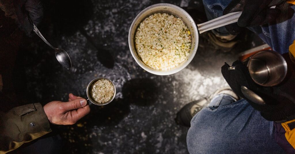 宅配食とミールキットをコスパ・時短・栄養の3軸で比較したイメージ。料金や時間、栄養バランスの比較を図解。