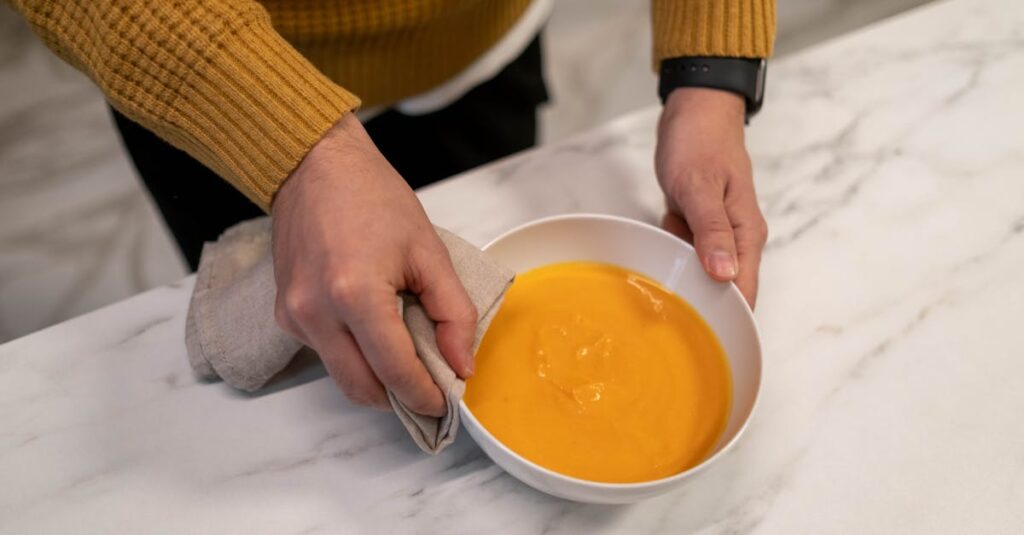 作り置き初心者向けスープや味噌汁を冷凍保存している様子、解凍用に小分けされている