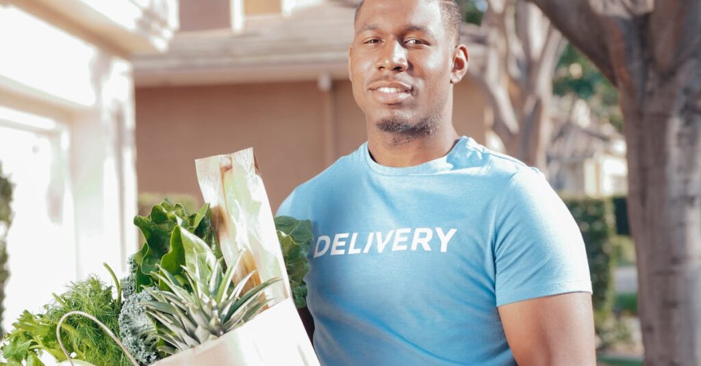 スピーディーに配達される食料品を受け取って満足している利用者の様子。