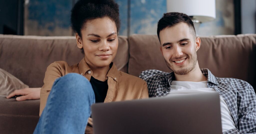 共働き夫婦が平日と週末でネットスーパーを使い分けているイメージ。