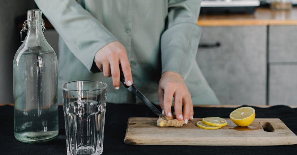 共働き家庭が短時間で家事を済ませて出勤準備を整えている様子