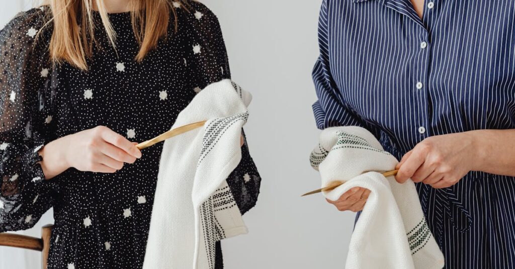 夫婦が定期的に家事分担表を見直しながら調整している様子。笑顔でペンを持ち合っているシーン。