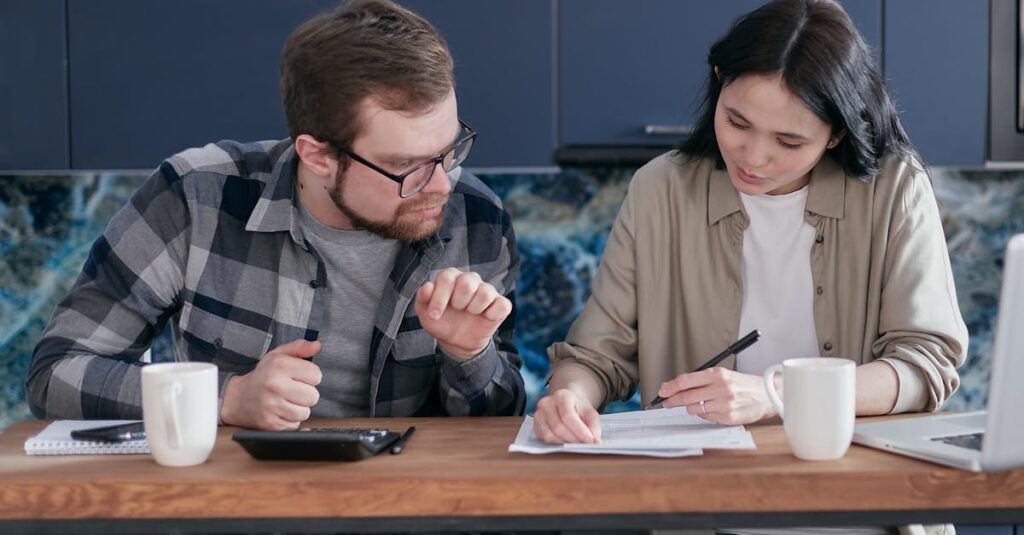 夫婦が家事の得意・苦手・好き・嫌いを話し合いながらタスクを分類している場面。