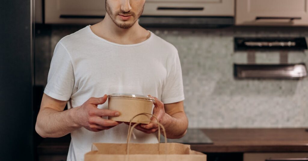 宅配食とミールキットを比較したイメージ。電子レンジで温める宅配弁当と調理中のミールキットの対比。