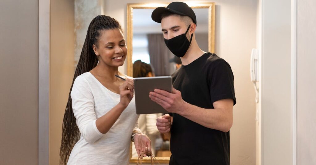 ネットスーパーの配達エリアと時間帯をスマホで確認している様子。