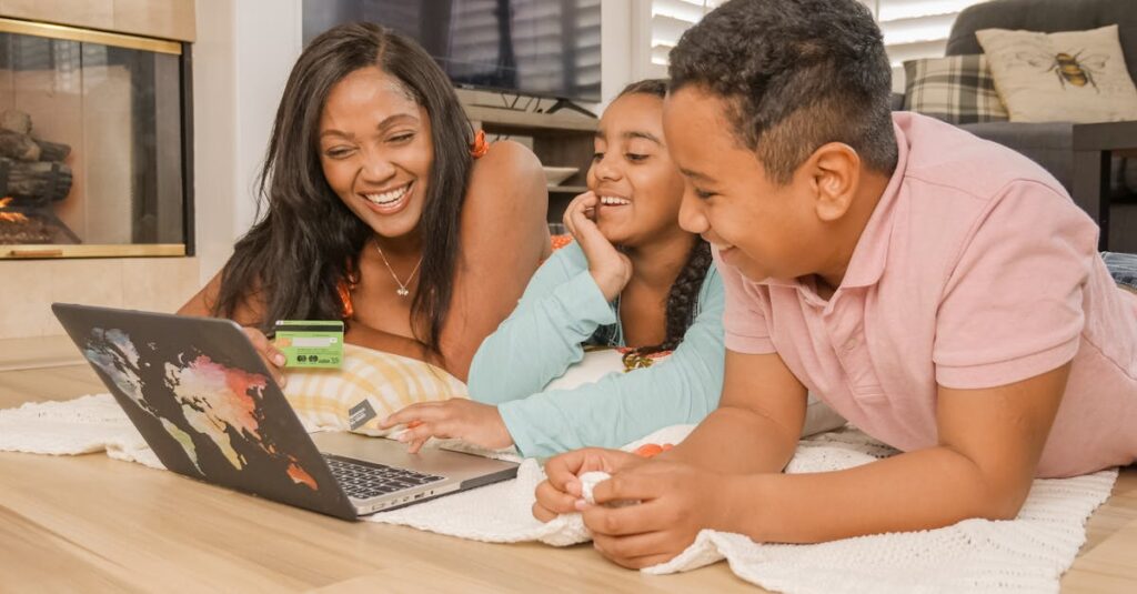 複数のネットスーパーを使い分けて満足している家族や個人の様子。