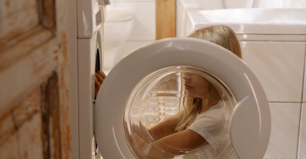 共働き家庭で長期的に続けられるゆる家事のイメージ、夫婦で協力する姿