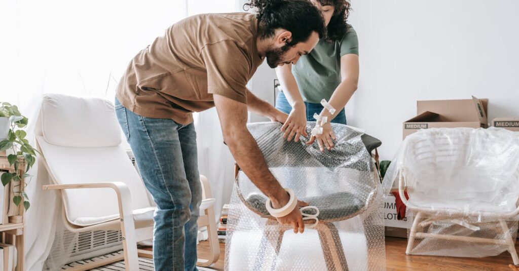 夫婦がお互いの家事に感謝しながら笑顔で過ごすシーン。やってもらって当たり前をなくすイメージ。