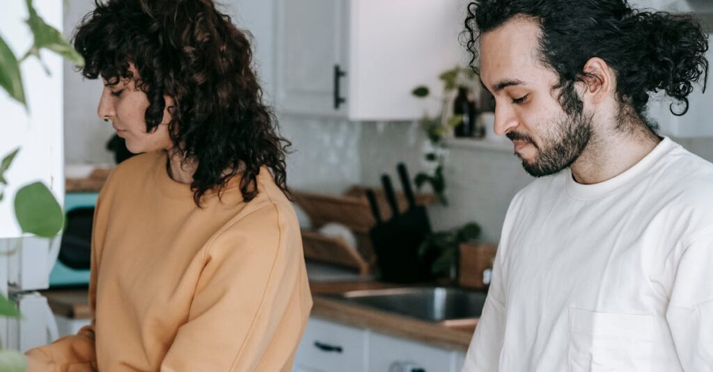 家事分担表を見ながら冷静に意見交換する夫婦のシーン。感情的にならず前向きに話し合う様子。