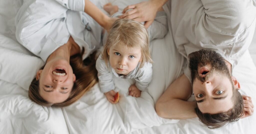 子どもの支度を手伝いながら朝の家事をこなす家庭の様子