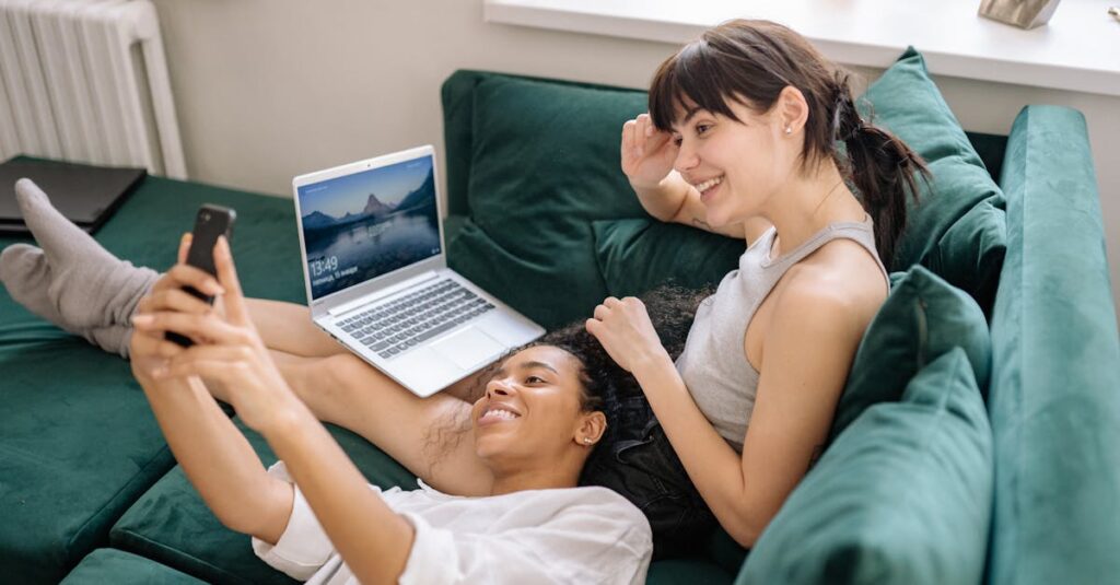 家事共有アプリを使いながら笑顔で話す夫婦の様子。家事が円滑になり関係が良くなった雰囲気。