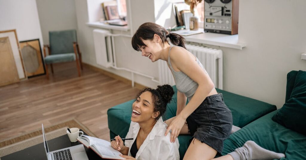 リビングでリラックスしながら家事分担の話をする夫婦。完璧を求めず柔軟に対応している様子。