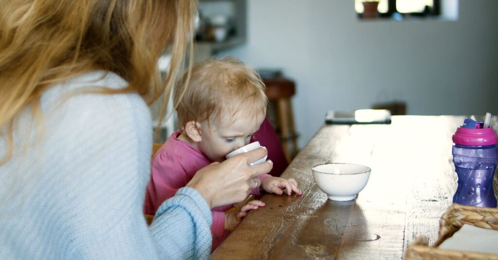 子どもの支度を手伝いながら朝の家事をこなす家庭の様子