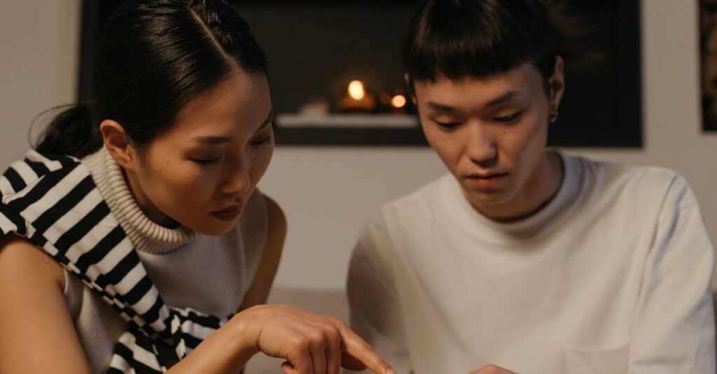 夫婦がリビングで性別役割や家事分担について冷静に話し合っているシーン。