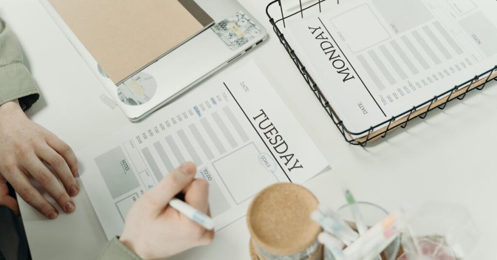 初心者向け作り置きの曜日別・時間帯別の段取り表、キッチンで調理する様子