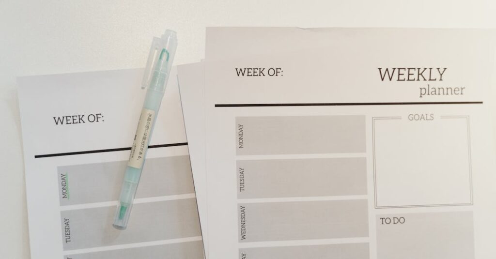 初心者でも使いやすい1週間分のリアルな献立例を曜日ごとに並べた表やイラスト。月曜から木曜までの主菜・副菜・汁物が視覚的に整理されている。