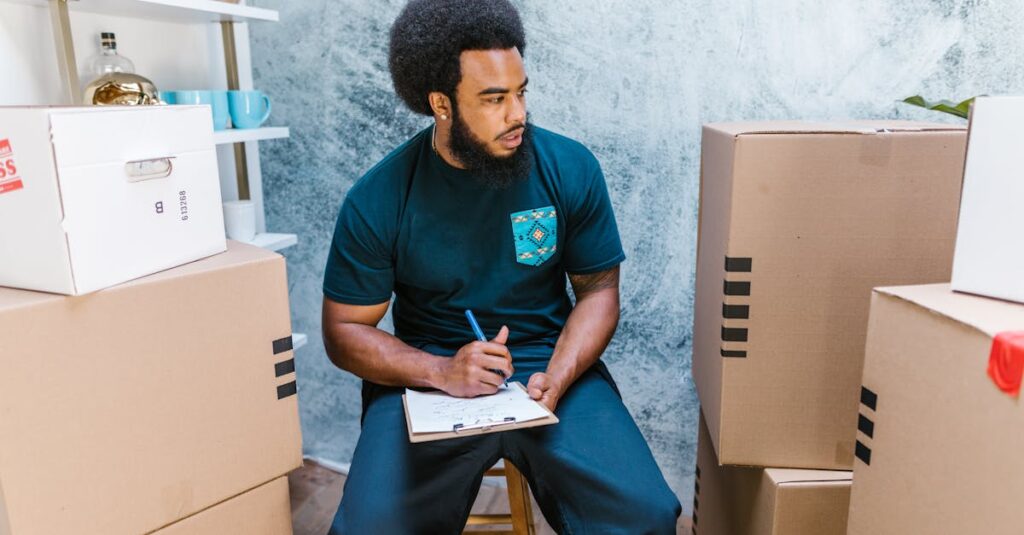 チェックリストを作りながら仕込み計画を立てている人物の手元が映っている様子