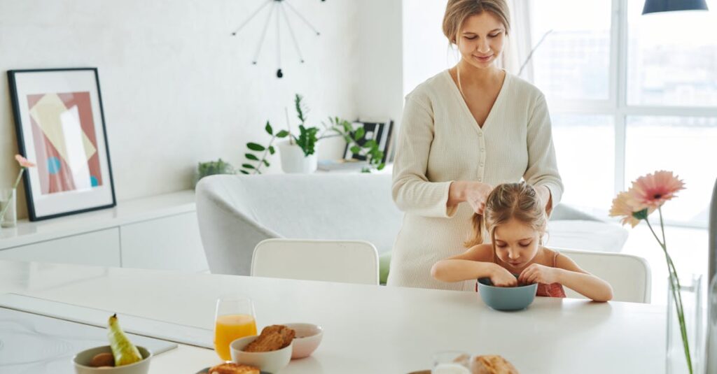 子どもの支度を手伝いながら朝の家事をこなす家庭の様子