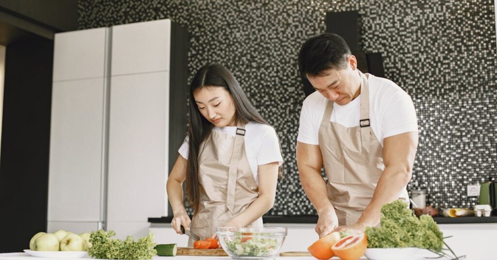 作り置き初心者が効率的に調理している様子、オーブンとレンジを活用して手順通りに進めるキッチン