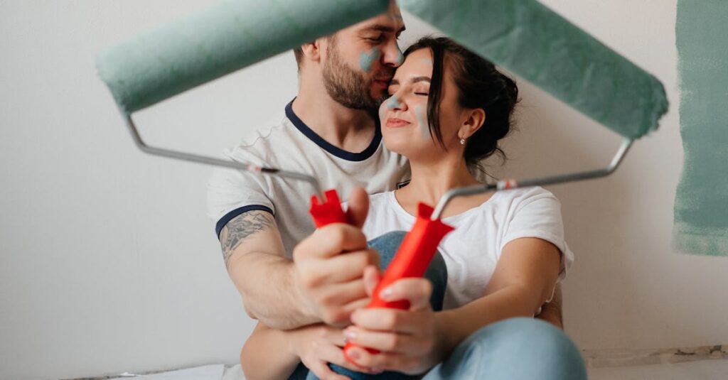 リビングでリラックスしながら家事分担の話をする夫婦。完璧を求めず柔軟に対応している様子。