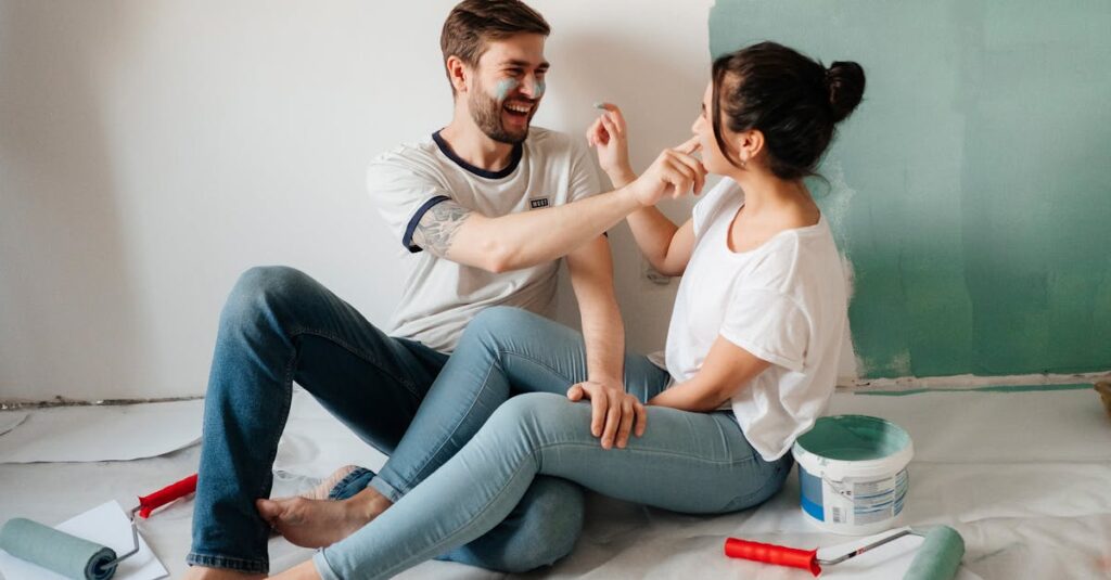 リビングでリラックスしながら家事分担の話をする夫婦。完璧を求めず柔軟に対応している様子。