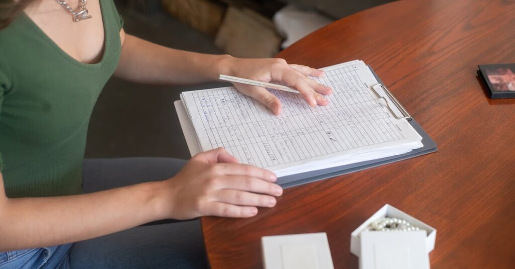 スプレッドシートで家事タスクを可視化し、夫婦で分担量を確認している様子。