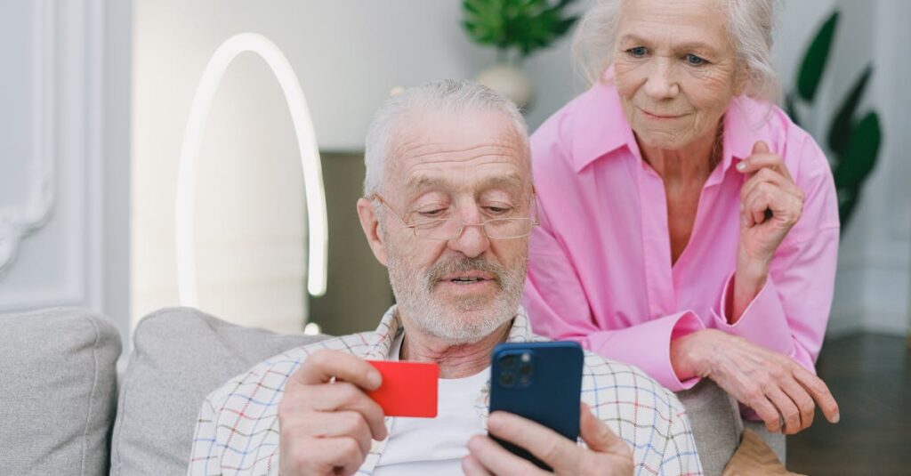 リビングでリラックスしながら家事分担の話をする夫婦。完璧を求めず柔軟に対応している様子。