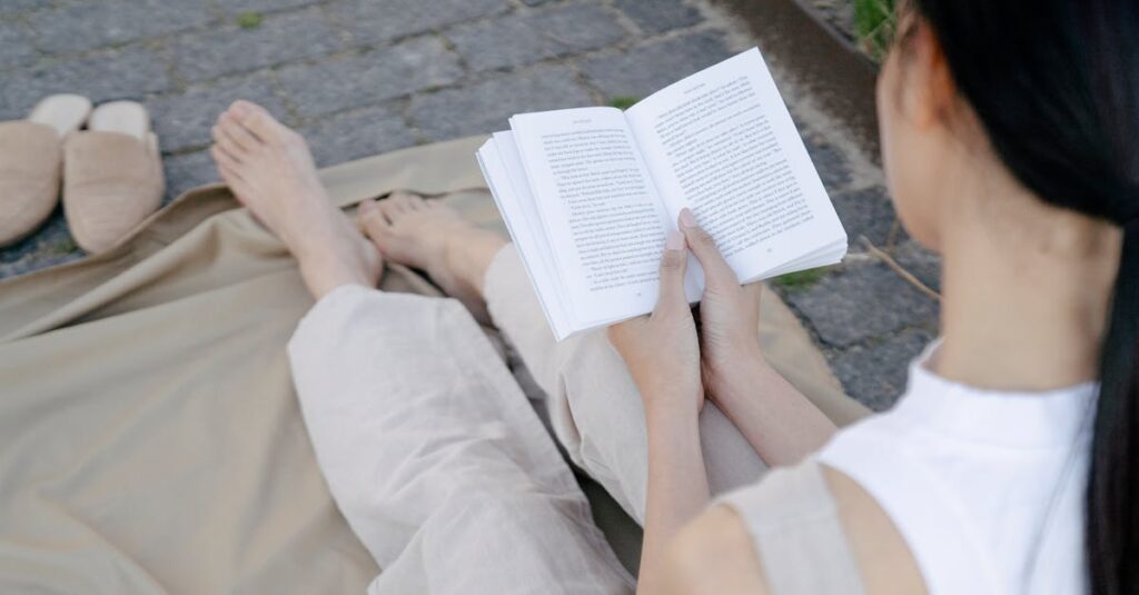 週末に家事代行で時間ができ、ゆったりと過ごす女性の様子