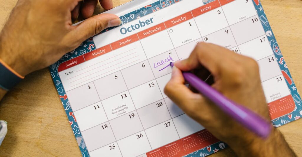 週末に2時間の仕込みをしている女性が、キッチンで食材を準備しながら笑顔で過ごしている様子