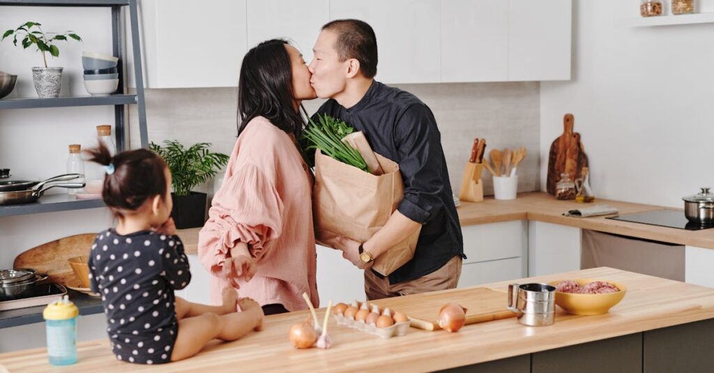 家族でミールキットを調理する様子や、一人暮らしの宅配食利用シーンなどライフスタイル別の比較イメージ。