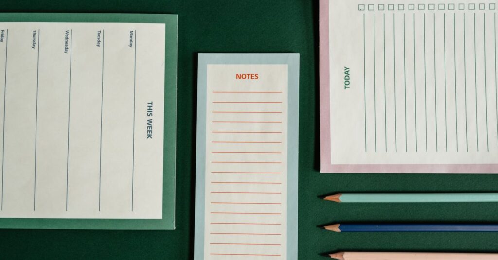 印刷して使える家事の週案テンプレートが机に置かれている様子
