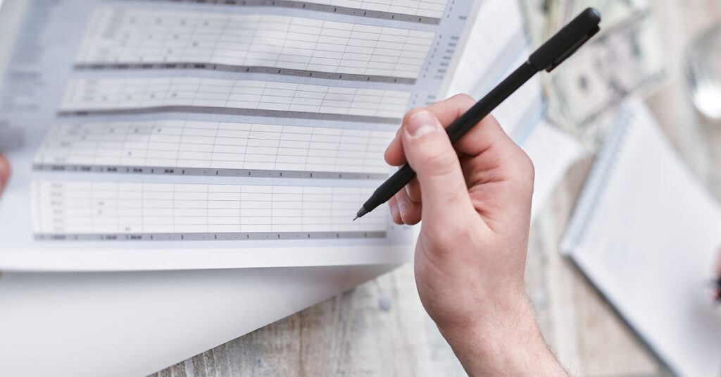 Googleスプレッドシートで管理された献立ローテーション表。週ごとに色分けされ、主菜・副菜・汁物が見える化されている。