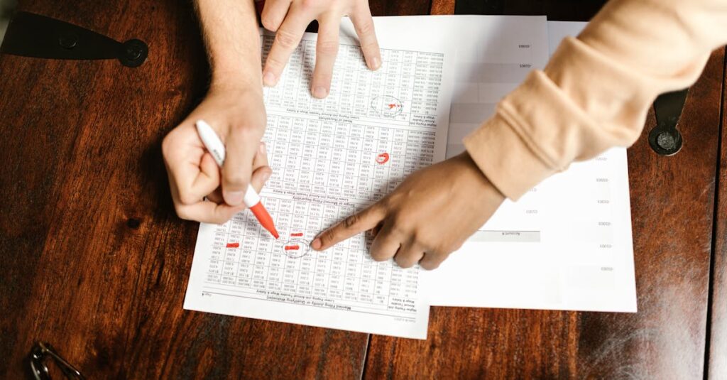 夫婦がノートPCで家事分担表をスプレッドシートにまとめている様子。分担比率を話し合うシーン。