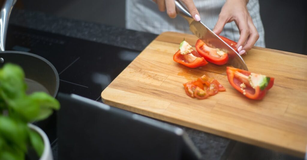 作り置き初心者向け、時短・効率アップのためにオーブンやレンジを活用して同時調理する様子