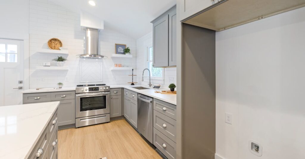 収納の見える化によって買い物リスト作成がスムーズになっている場面