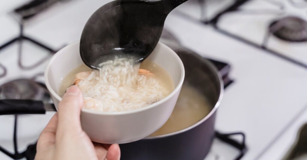 作り置き初心者向けスープや味噌汁を冷凍保存している様子、解凍用に小分けされている