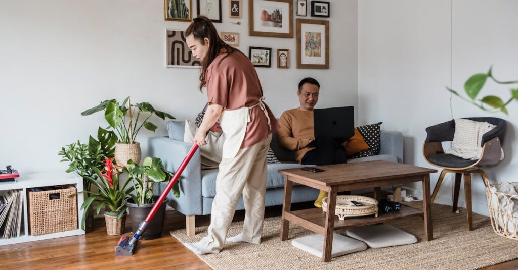 共働き夫婦が家庭で協力して家事をするイメージ、笑顔で家事を分担するシーン