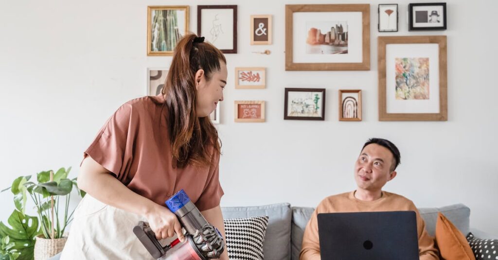 共働き夫婦が家庭で協力して家事をするイメージ、笑顔で家事を分担するシーン